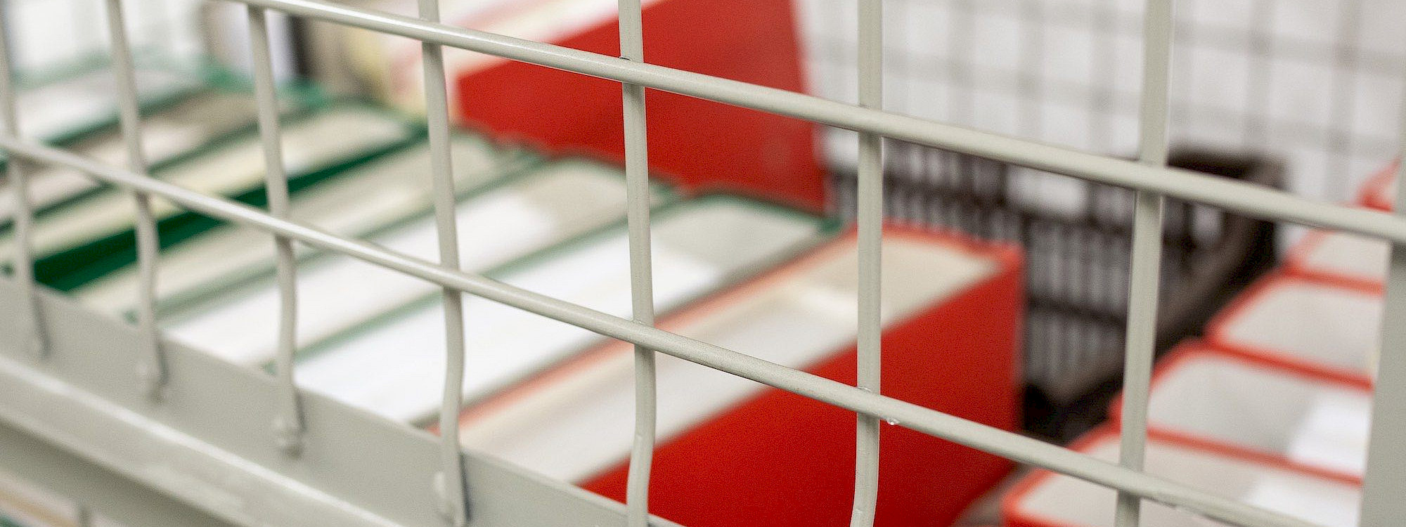 Ordner in einer Gitterbox